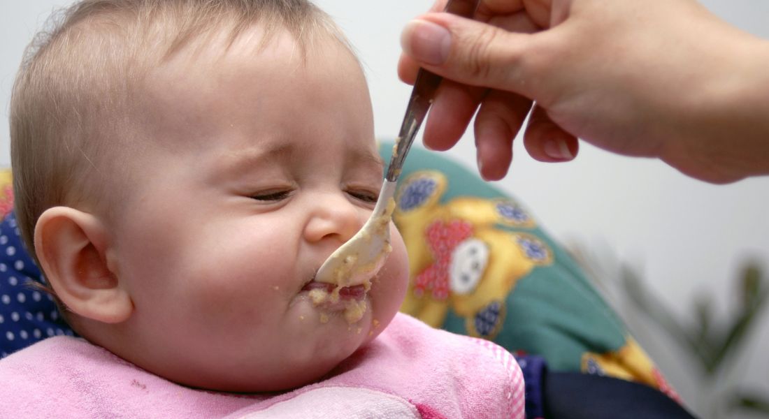 How to feed the baby for the first time?
